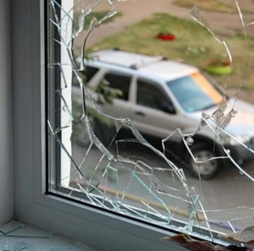 Замена разбитых стекол в окнах и дверях